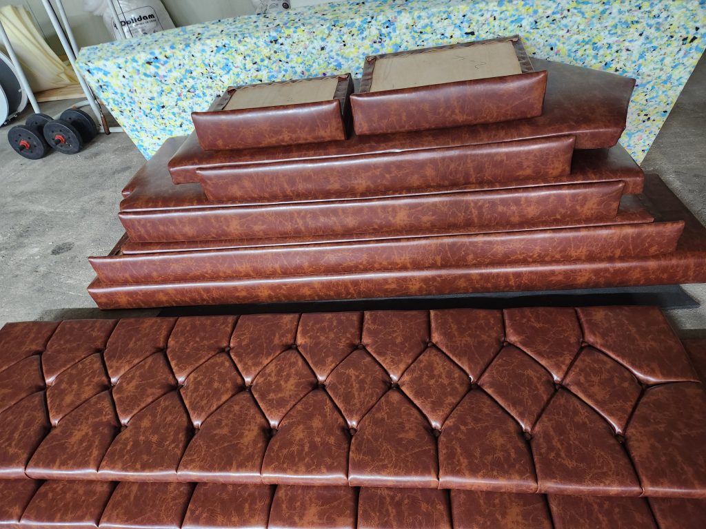 공장에서 제작된 단추형 붙박이쇼파