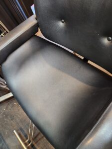 미용의"수선 후, 새 천으로 마무리된 등받이"