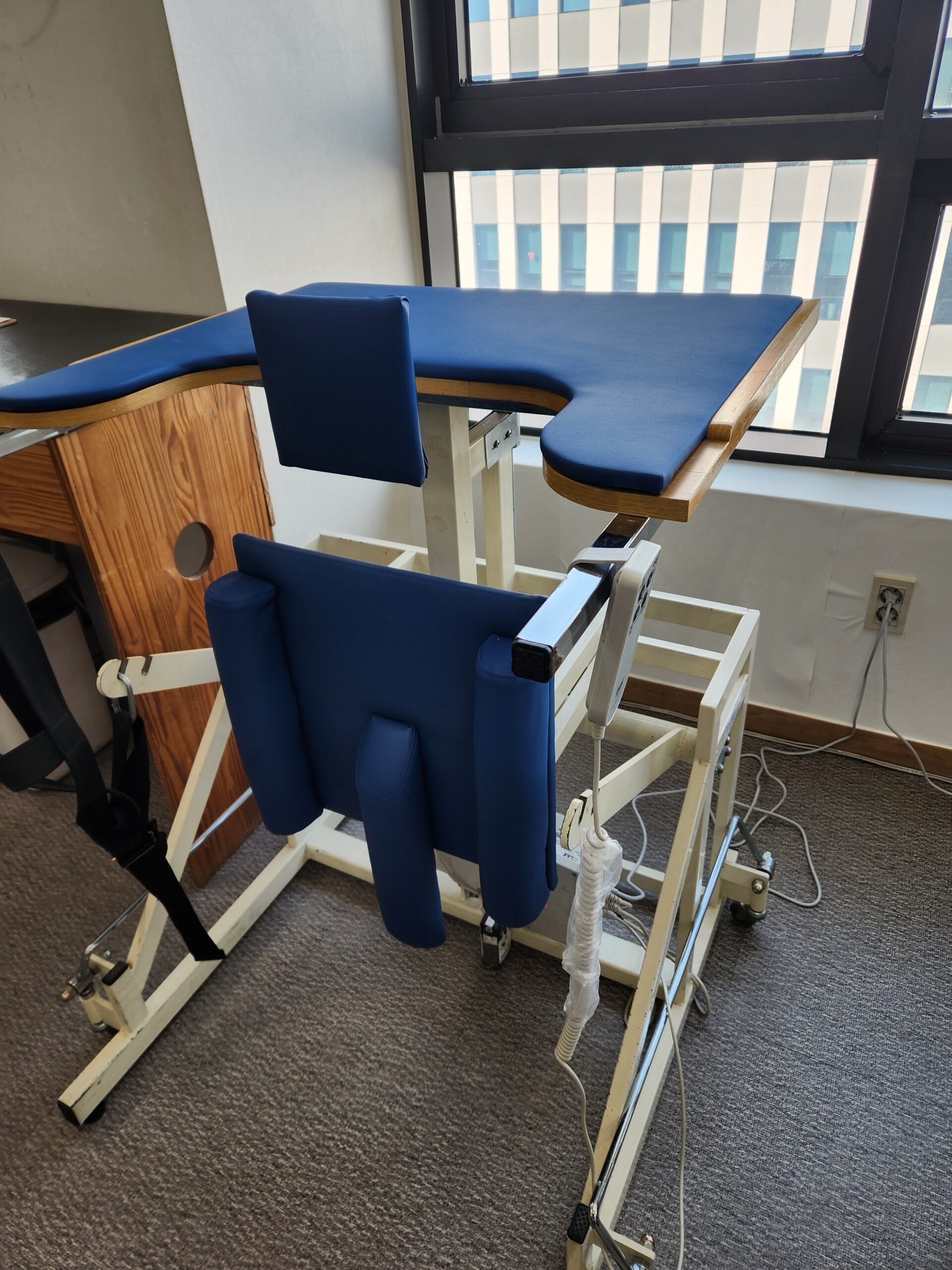 한방병원 재활치료 매트 리폼 및 재활운동기구 의자 천갈이 사례 (비용 절감 노하우)