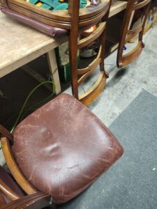 `병원대기의자수선`, `대기실의자천갈이`, `업소의자천갈이`, `관공서의자수선`, `장의자천갈이작업`,가정용의자천갈이작업, 가정용식탁의자천갈이작업